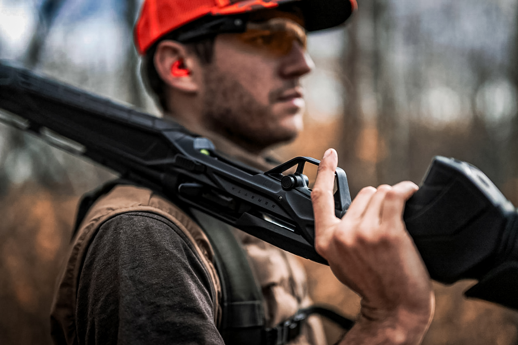 a hunter resting the Beretta AX800 shotgun on his shoulder