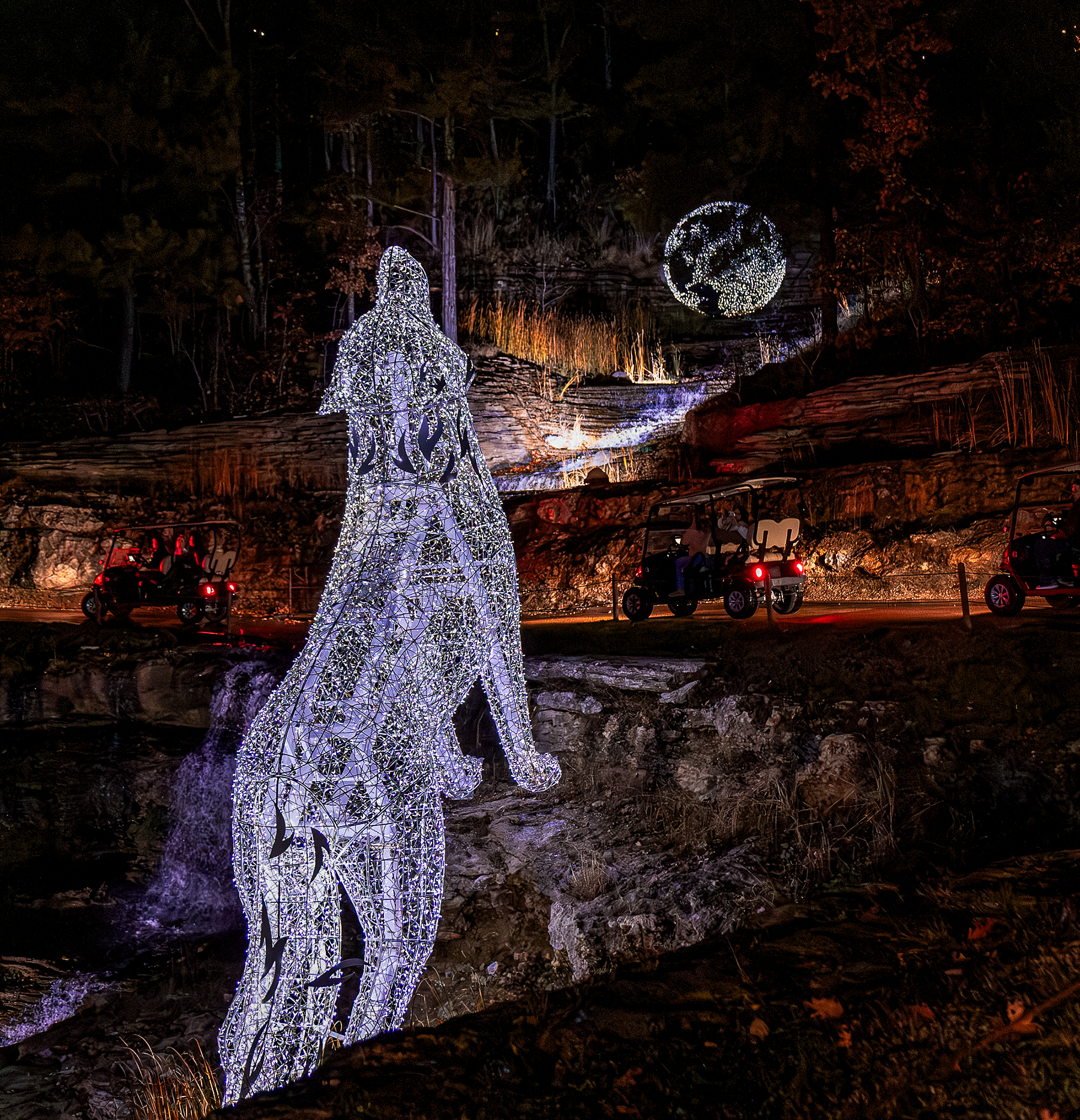 Big Cedar Lodge howling wolf light sculpture