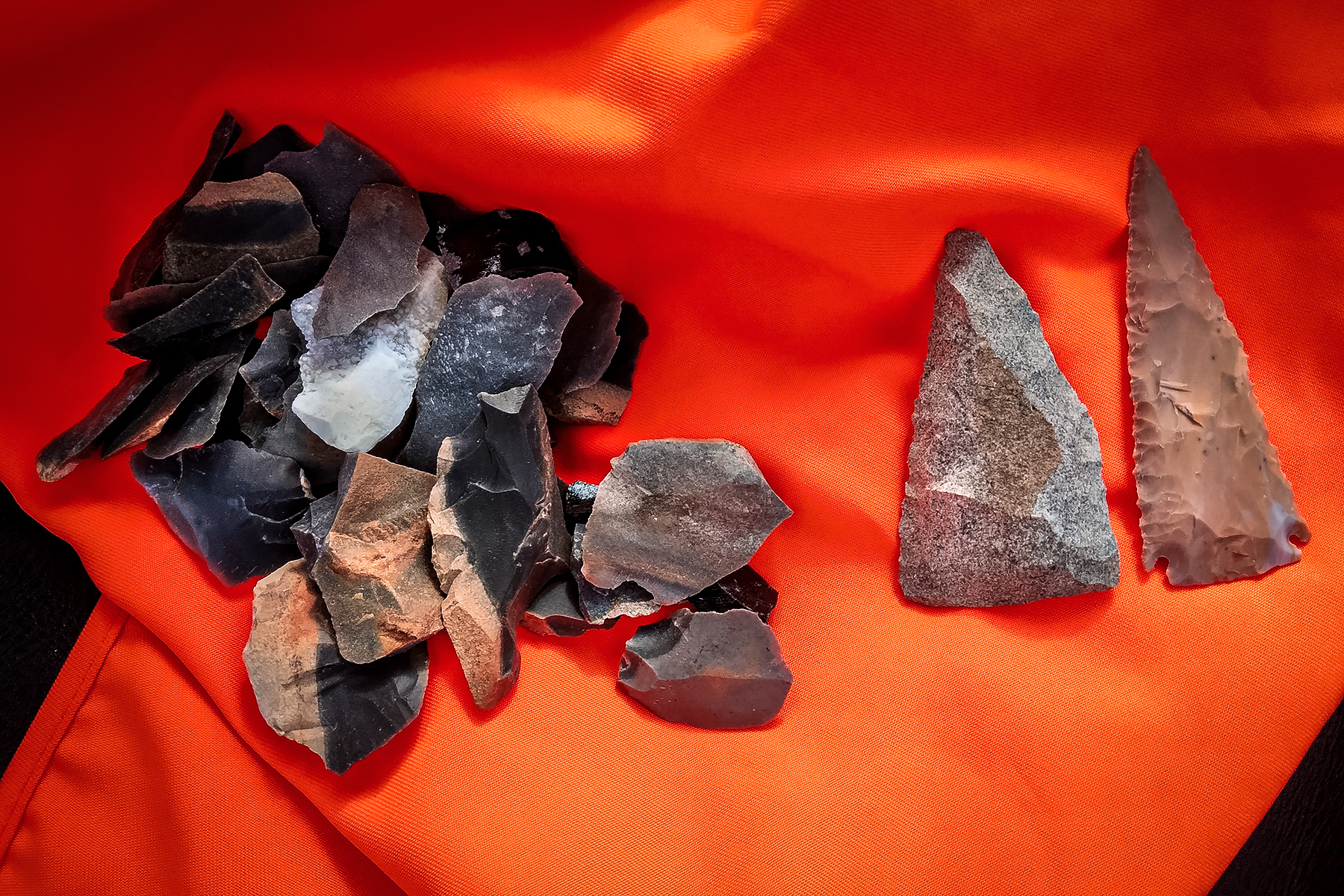 various flint knives and cutting edges