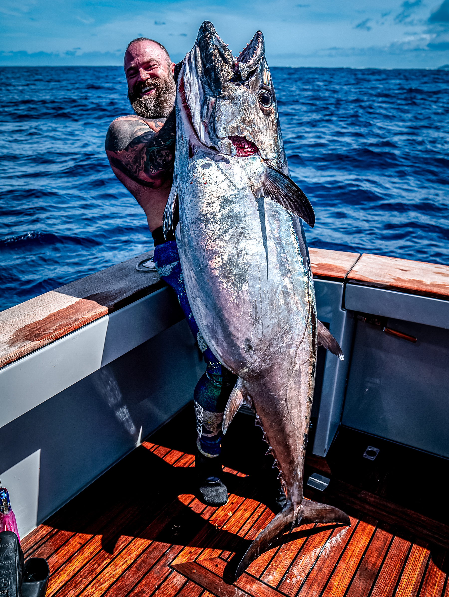 Zac Brown spearfishing with dog tooth tuna