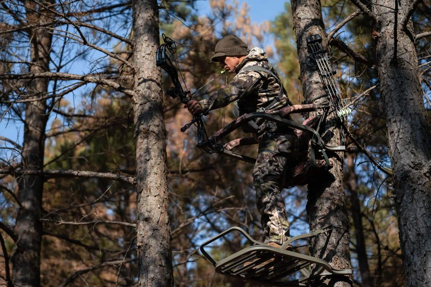 bowhunter in a treestand