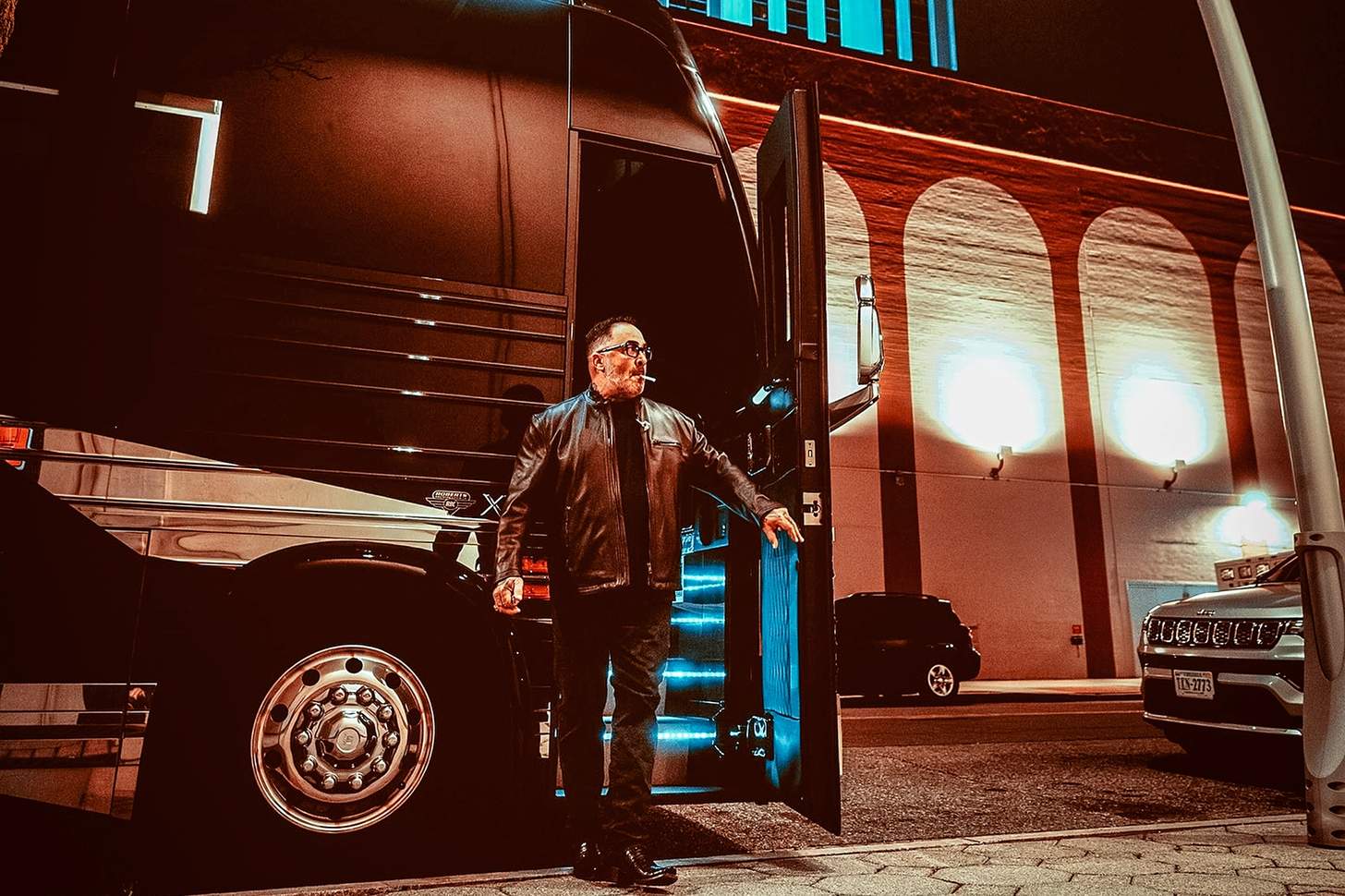 Aaron Lewis getting off a tour bus