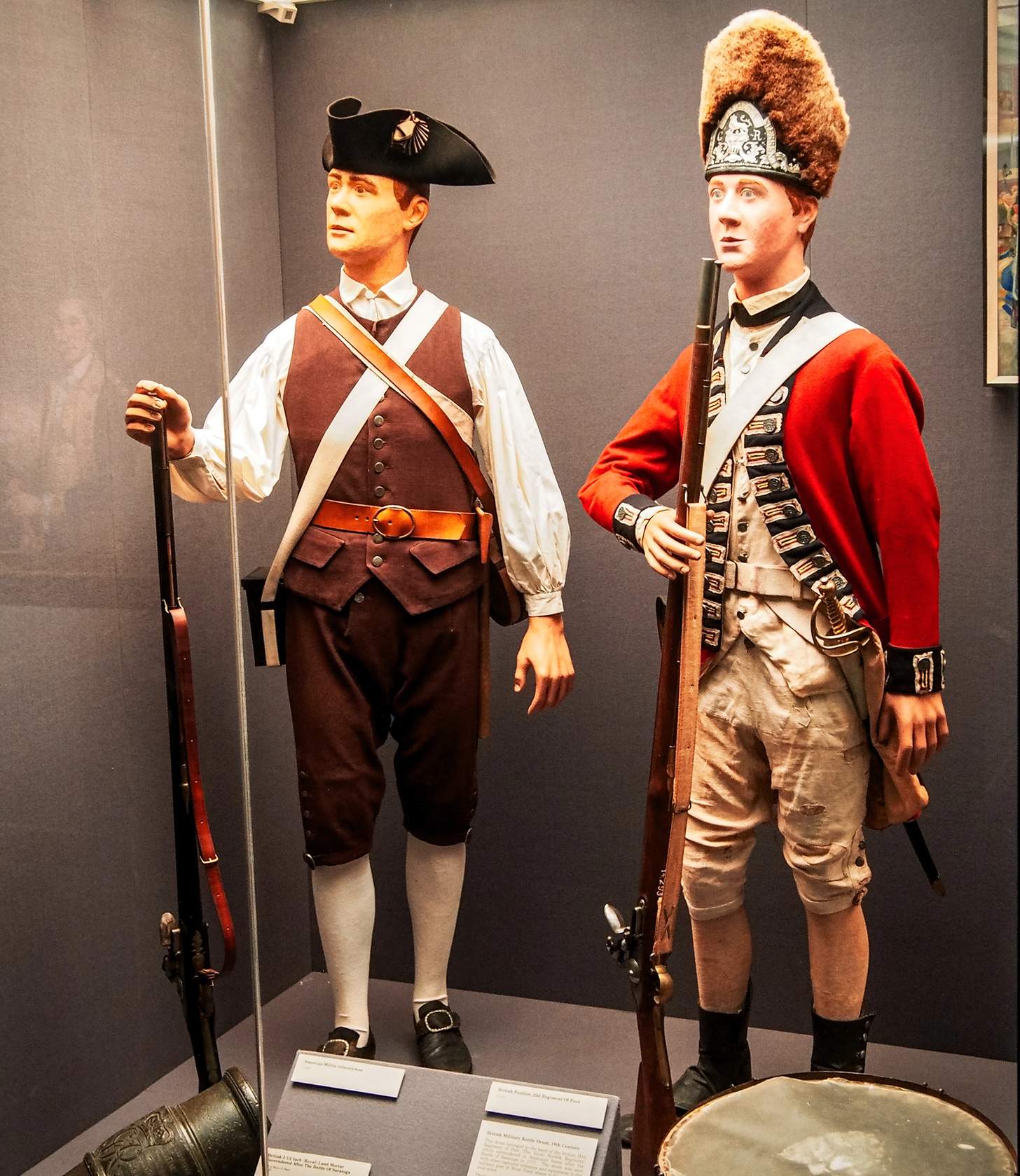 the dress of a militia member compared to a british soldier 