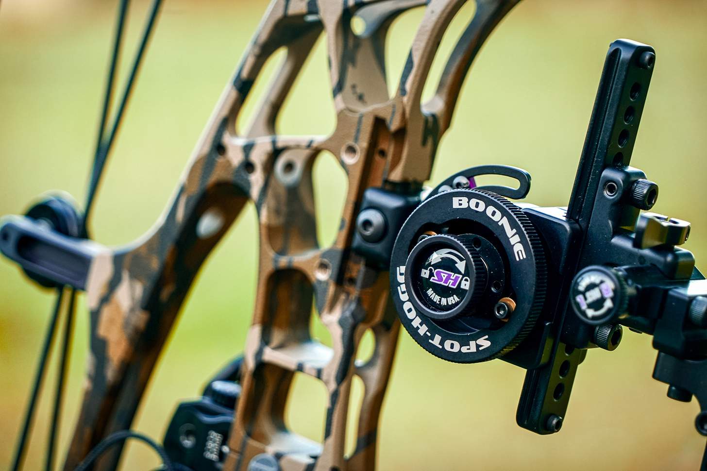 Hoyt Alpha AX-2 29 closeup on sight attachment