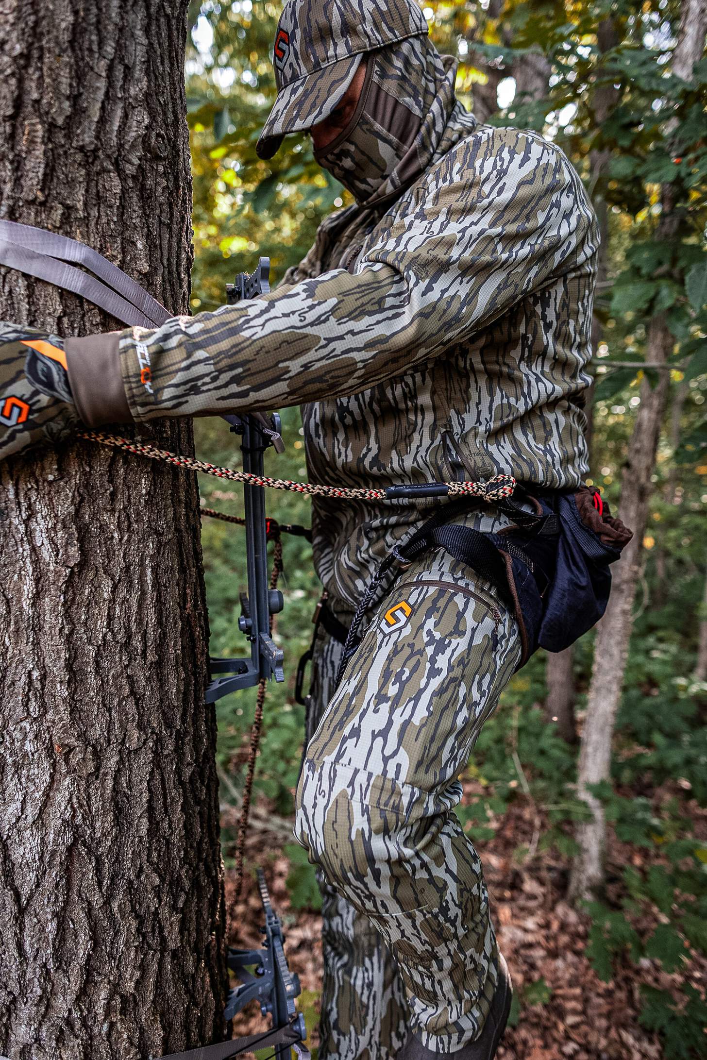 a hunter getting positioned in his hunting saddle
