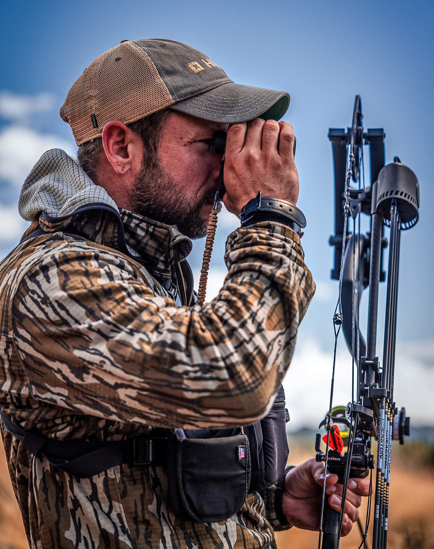 hunter using rangefinder