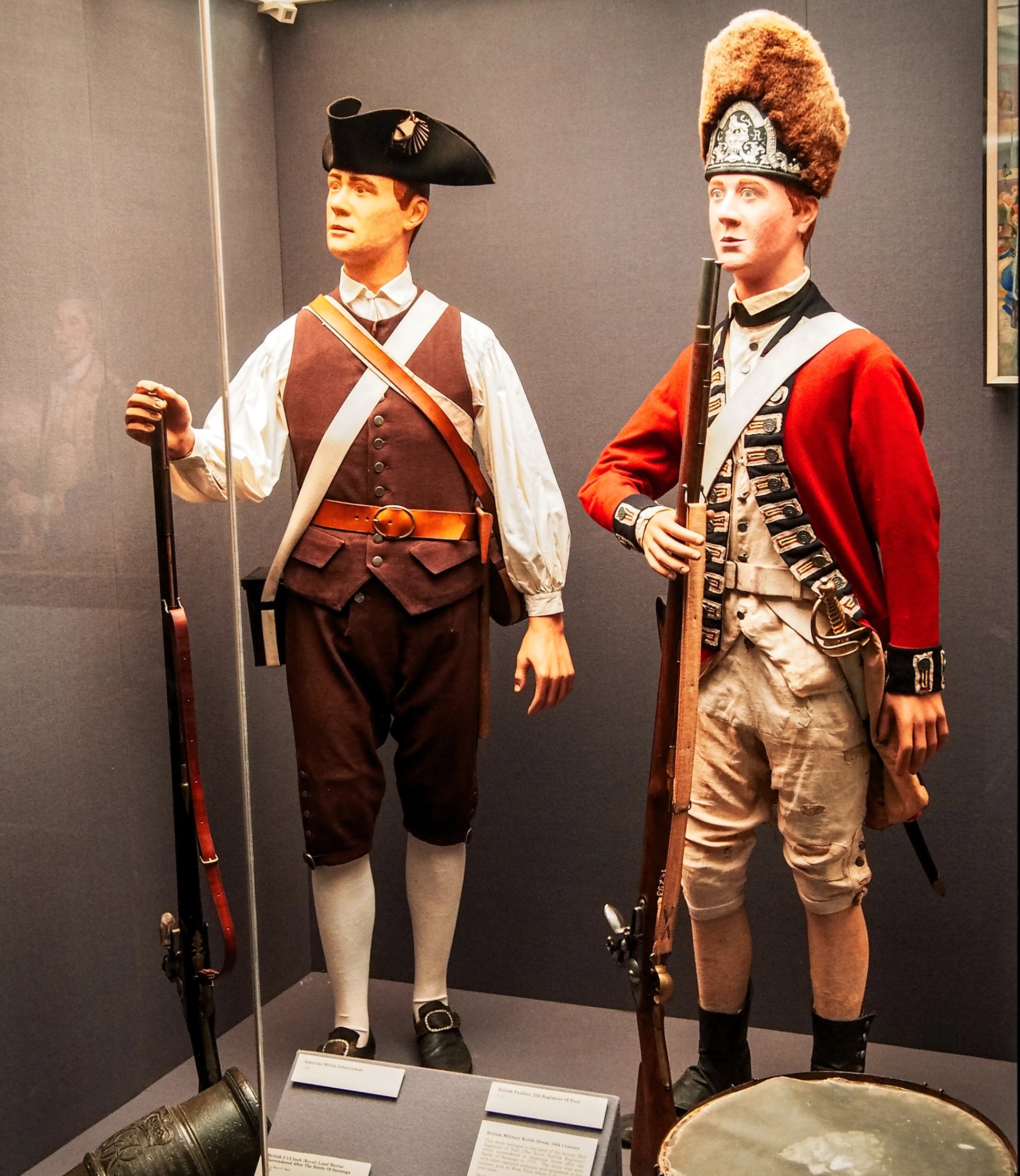 the dress of a militia member compared to a british soldier