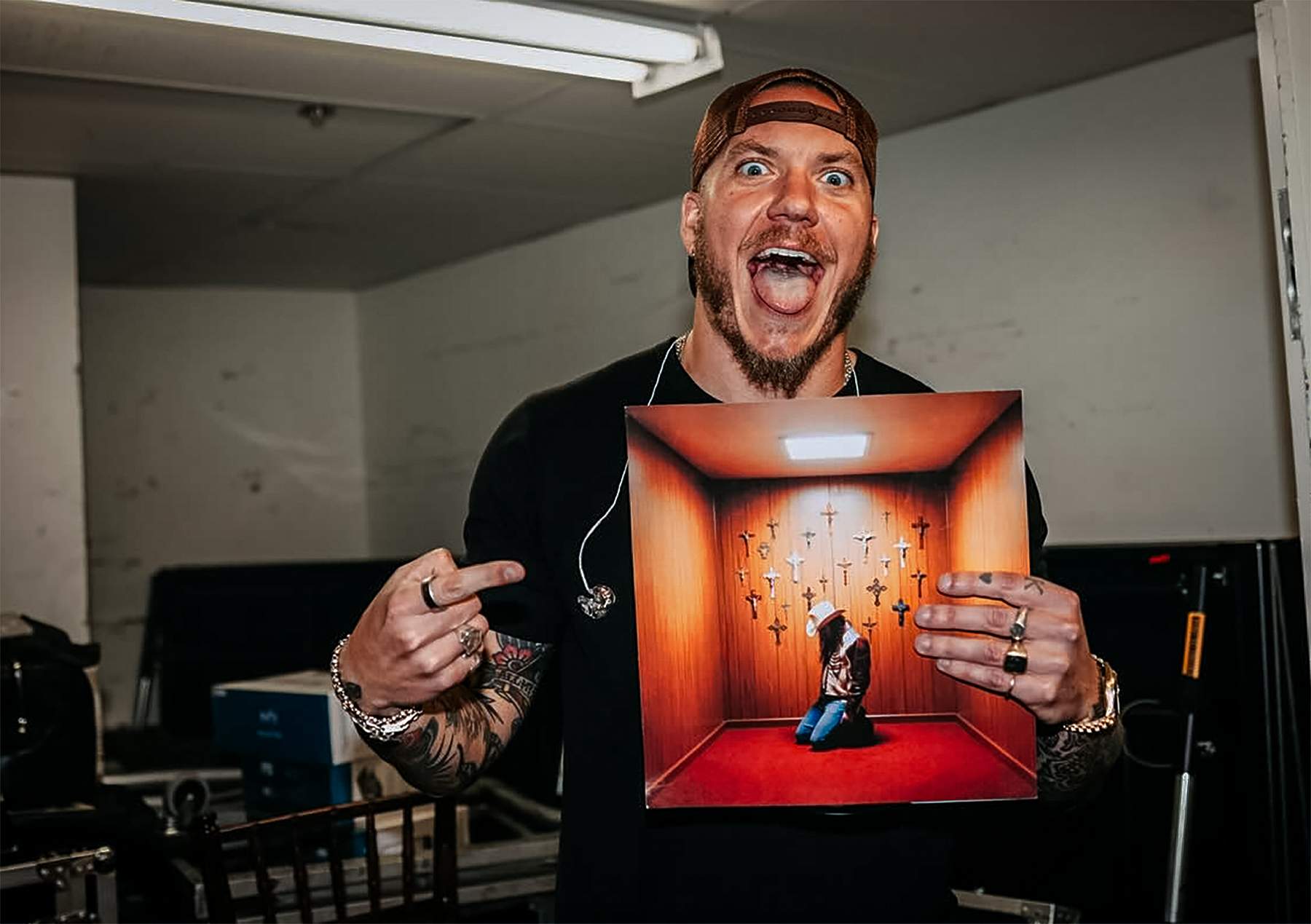 Brandon Lake holding up his King of Hearts album