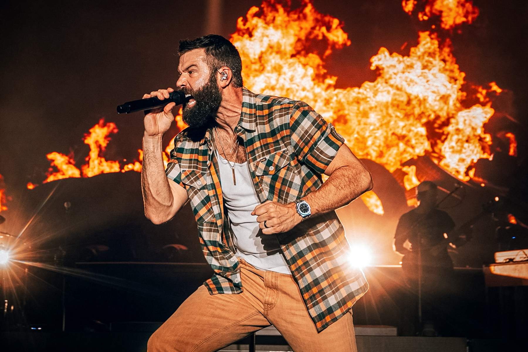 Jordan Davis singing on stage